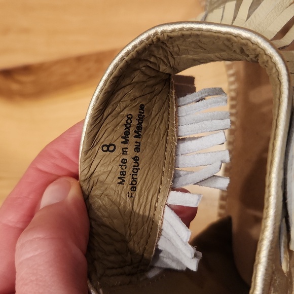 New Manitobah Mukluks Wasaga leather ankle sandals, metallic champage - Picture 7 of 8